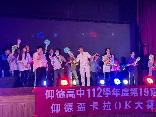 台上唱歌加伴舞&高三導師同樂 
